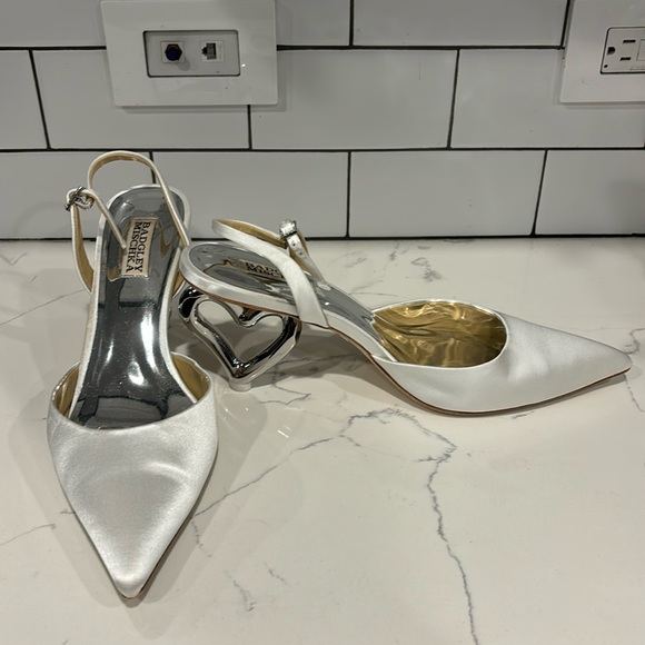 Badgley Mischka Lucie Heart Heels Size 9.5 Soft White - Picture 1 of 7